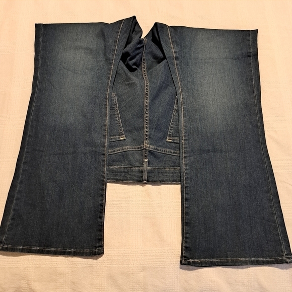 Signature by Levi Strauss women's size 37 x 32 mid rise bootcut jeans, New - Picture 4 of 10